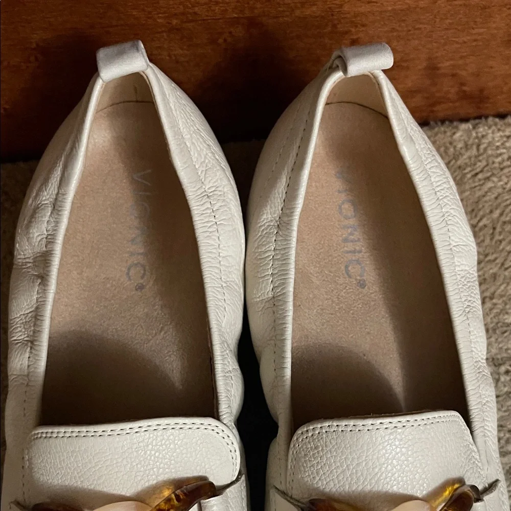 NWOT Vionic Cream Leather Loafers with Tortoise Chain - Picture 7 of 14